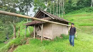 Wahh Pemuda desa ini tinggal sendirian di rumah panggung plosok yang jauh dari permukiman....