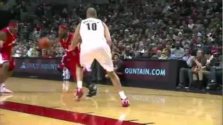 Baron Davis dunks on Joel Przybilla! (Dec. 5, 2010)