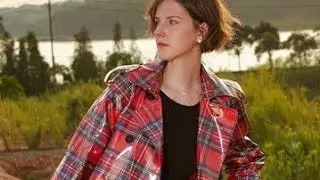Элегантная мода в стиле резины и латекса, диско-плащ долины @fashiontv