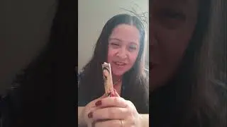Una manita de gato peinandome  maquillada 🐱 en domingo  y ensenadoles un 🎁 regalo de navidad!💯 