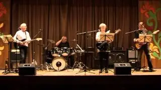 A Szomsz&eacute;dRock egy&uuml;ttes koncertje a  Duna-part Nyaral&oacute;h&aacute;zak sz&iacute;npad&aacute;n -- 2014.