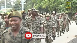 Maafisa na wapiganaji wa JKU wakiungana na Mkuu wa JKU katika mazoezi ya Matembezi ya Miguu