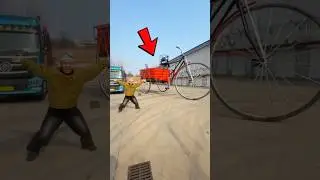 Ha Ricevuto In Regalo Una Bicicletta Gigante, Ma Non Sapeva Come Andarci 😂