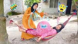Drama Lucu🤣 Lagi Asik Tidur Di Ayunan Mama Di Kerjain Tetangga Perutnya Di Tiup Pakai Selang Ajaib !