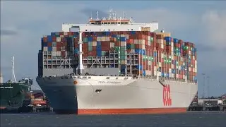 OOCL Scandinavia swings to port with three Svitzer tugs for Felixstowe Berth 9.   20th January 2023