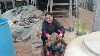 សុធារីងូតទឹកដុះក្អែលជូនតាដែងដោយចៃដន្យពូទូចយកលុយជូនគាត់