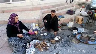 Malatya sokaklarında gezici kalaycılar bakırları nasıl parlatıyor?
