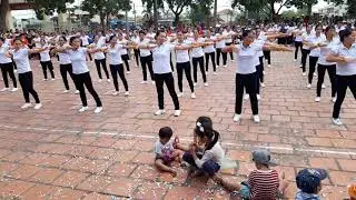 Chị em phụ nữ xóm 15 biểu diễn thể dục vũ hội nhân ngay 20 -10