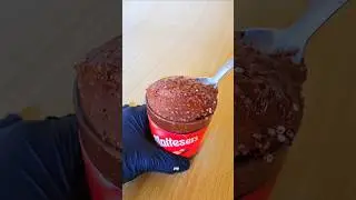 Как есть шоколад Maltesers