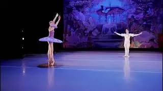 Chloe Helimets and Julian Pecoraro in the Nutcracker adagio