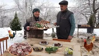 Готовим сочный шашлык из фарша в жировой сетке на костре 🔥 Деревенский рецепт