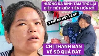 Hương nay đã bình tâm trở lại, biết tiết kiệm - mới 7 giờ sáng hai mẹ con chị Thanh đã bán hết vé số
