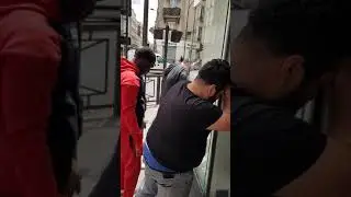 Vitrier Paris : Installation d'une vitrine en verre feuillet&eacute;.