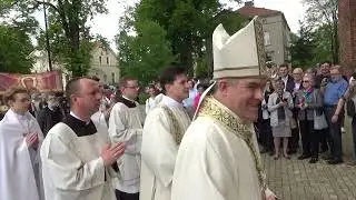 Przyjęcie Abp. Zbigniewa Zielińskiego przez kapitułę w bramie kościoła katedralnego w Poznaniu