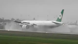 Boeing 777 reverse thrust on wet runway
