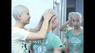 兩位漂亮的年輕尼姑，刮完光頭之後，互摸互相玩耍，其中一位尼姑，刮乾淨之後被理髮店老闆娘反復蹂躪