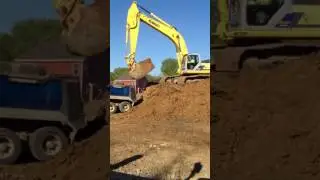 Kobelco sk480 excavator loading trucks