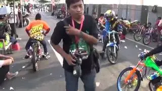 Reza #162 siapkan mesin Fu 200cc DWI BATANK di Drag Bike AHRS