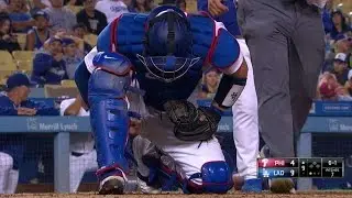 PHI@LAD: Grandal gets hit with a foul, stays in game