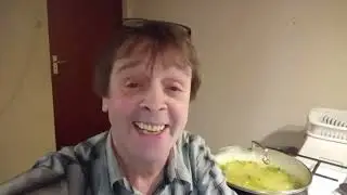 Geef die man een kookprogramma!