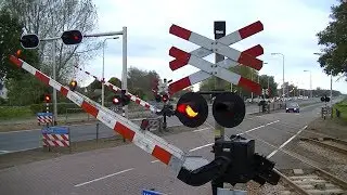 Spoorwegovergang Hurdegaryp // Dutch railroad crossing