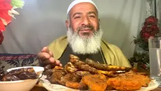 Choti Machli Murghi Ke Kaleji Pakory Aur Khajor | Molvi Eating 