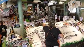 Pike Place Fish Market - Fish Throwing