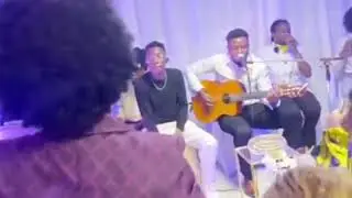 AMOS SAMBA lors de la soirée « JE SUIS UN TÉMOIGNAGE »  de la sœur Emmanuelle Febou Koïngbo