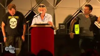 #ADE13: Joost van Bellen neemt het eerste exemplaar in ontvangst van Mary Go Wild