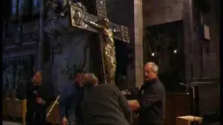 800 Jahre altes Kreuz &uuml;ber dem Altar im Freiburger M&uuml;nster