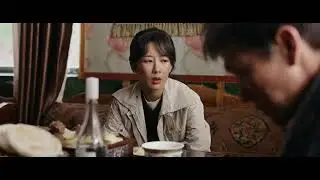 昔日的巡山队员们，多年以后再聚集，确实讨论是否要出让多杰才仁的这片草场。韩学超带头反对，认为这是对多杰、对巡山队的背叛 #生命树 杨紫 #胡歌