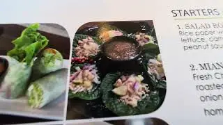 Nach einem einstündigen Spaziergang im Grüngürtel gehen wir in ein thailändisches Restaurant.