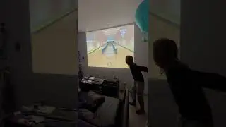 Боулинг на проекторе приставка Wii ￼