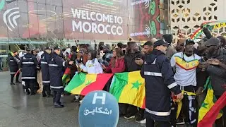 احتفالات الجماهير السنغالية أمام محطة القطار بالرباط أثناء انتظار وصول منتخبه