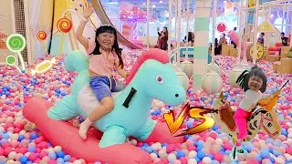 Main Kuda Kudaan Balon di Mandi Bola - Playground Anak Perosotan Warna Warni