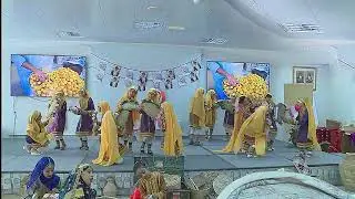 لوحة الفن الشعبي باحتفال العيد الوطني ٥٢ بمحافظة الداخلية تقديم طالبات مدرسة سيح الشامخات