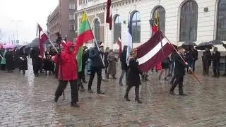 шествие идёт мимо Рижской думы 25 3 2017