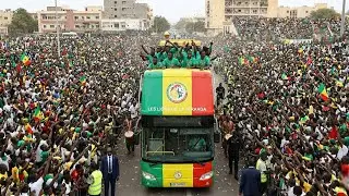 Direct • La caravane des Lions champions d’Afrique envahit les rues de Dakar
