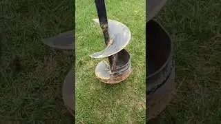 tariere gravier boue dans l'eau