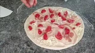 Pizza con Mozzarella Pancetta e Pomodorini