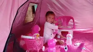 bocil suka serba pink....tenda pink, mainan pink.....