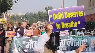 India Bloc Leaders protest over Air pollution in Delhi.#health#aicc #tmc#smog #breathe#pollution#bjp