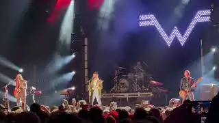 Weezer - Buddy Holly (live at 3 Arena 10/06/2024)
