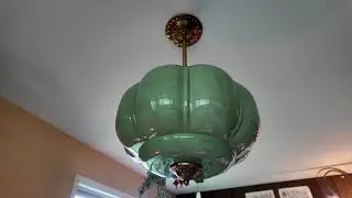 Уникальный подвесной светильник из молочного стекла.