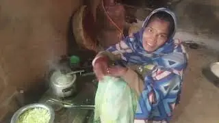 गोबी आलू की सब्जी बना रही है