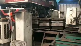 Horizontal flaskless molding machine, double-disc mixing and cooling machine, vibrating conveyor