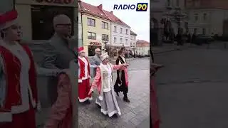 Polonez na rynku w Wodzisławiu. Kilkuset maturzystów w tańcu