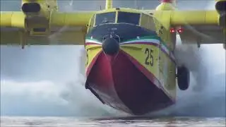 Canadair CL-415 Löschflugzeuge bei der Wasseraufnahme in der Neuen Donau in Wien