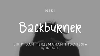 Niki - Backburner | Lirik dan Terjemahan Indonesia