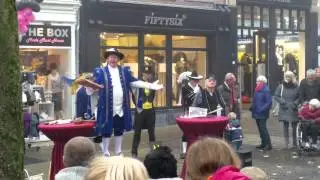 Stadsomroeper Bertus Krabbe in actie in Sneek.
